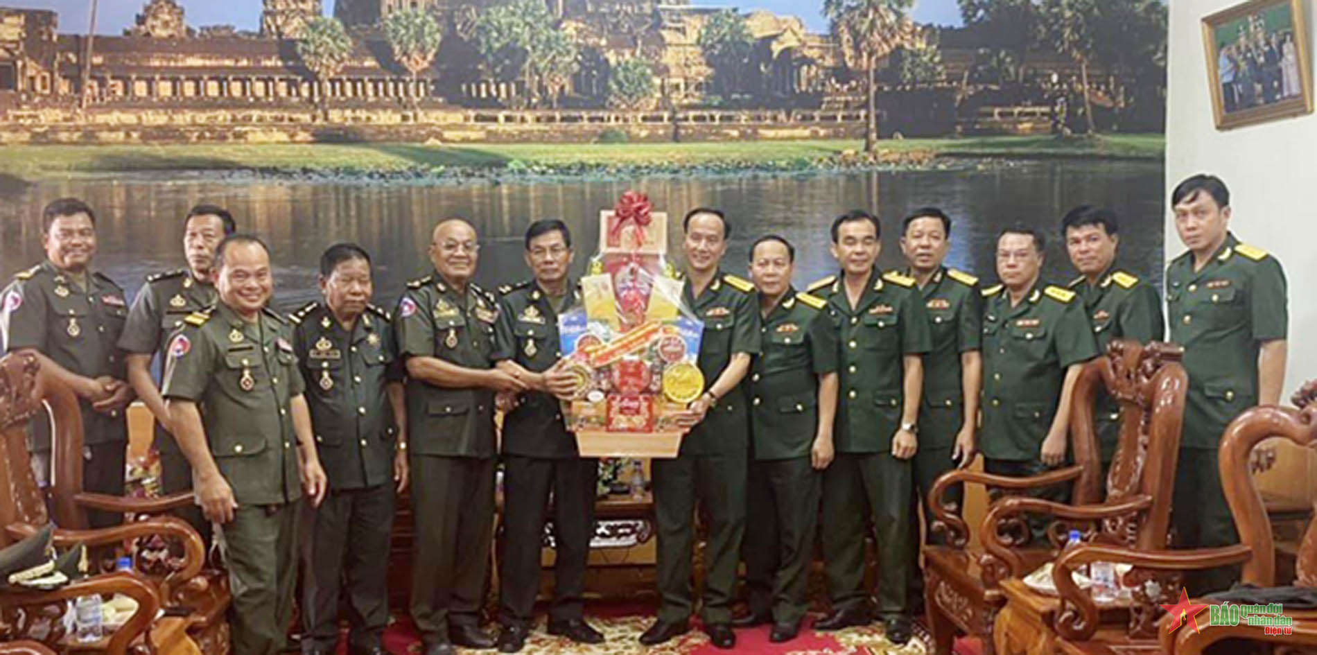 Bộ CHQS tỉnh Bình Phước thăm, chúc Tết Chol Chnam Thmay các đơn vị tỉnh Kratie, Campuchia